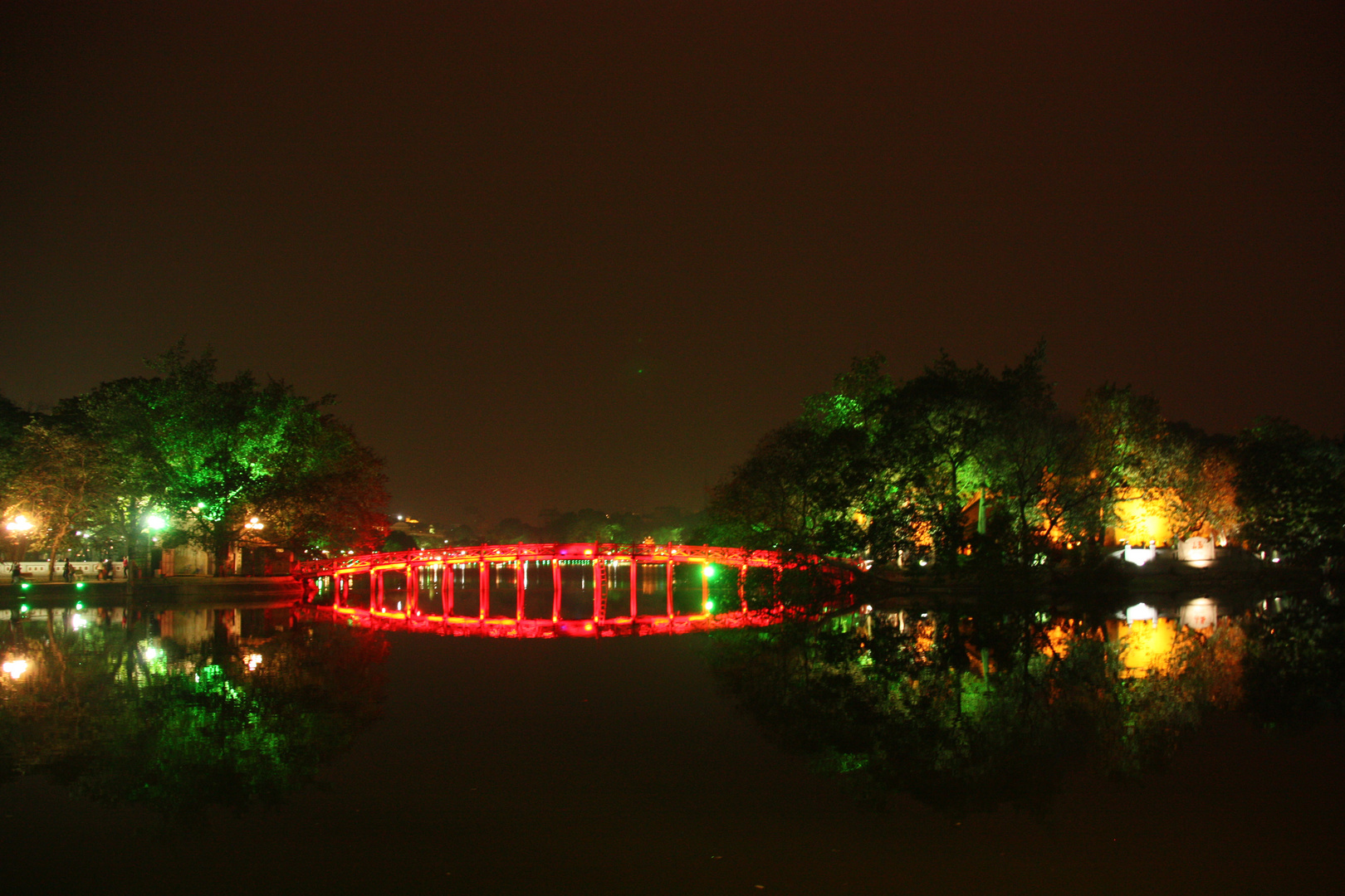 Holzbrücke und Jadebergtempel in Hanoi