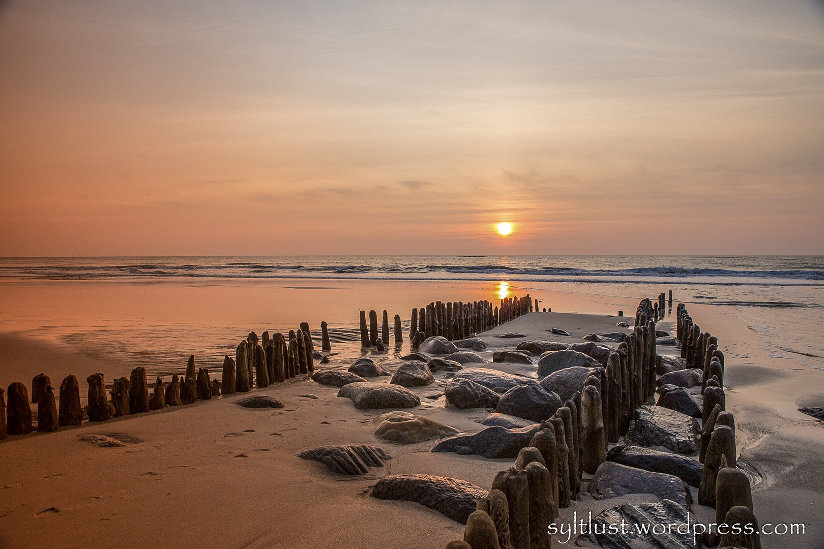 Holzbuhne im Sonnenuntergang 