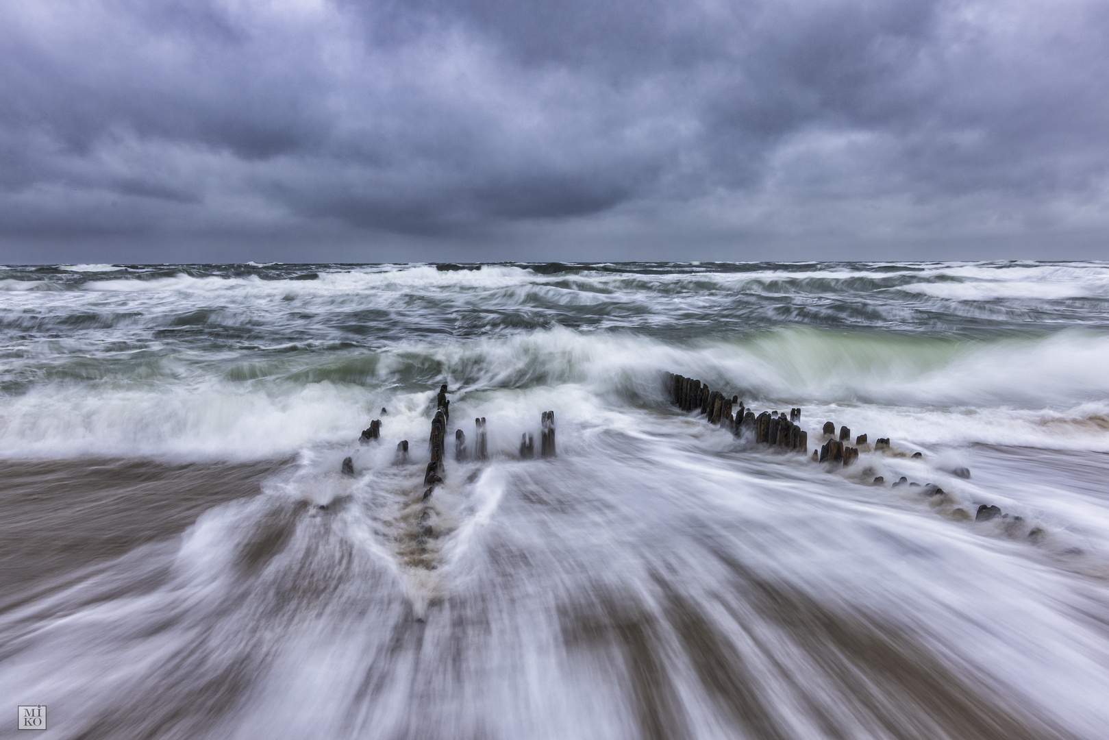 Holzbuhnen in den Naturgewalten der Nordsee