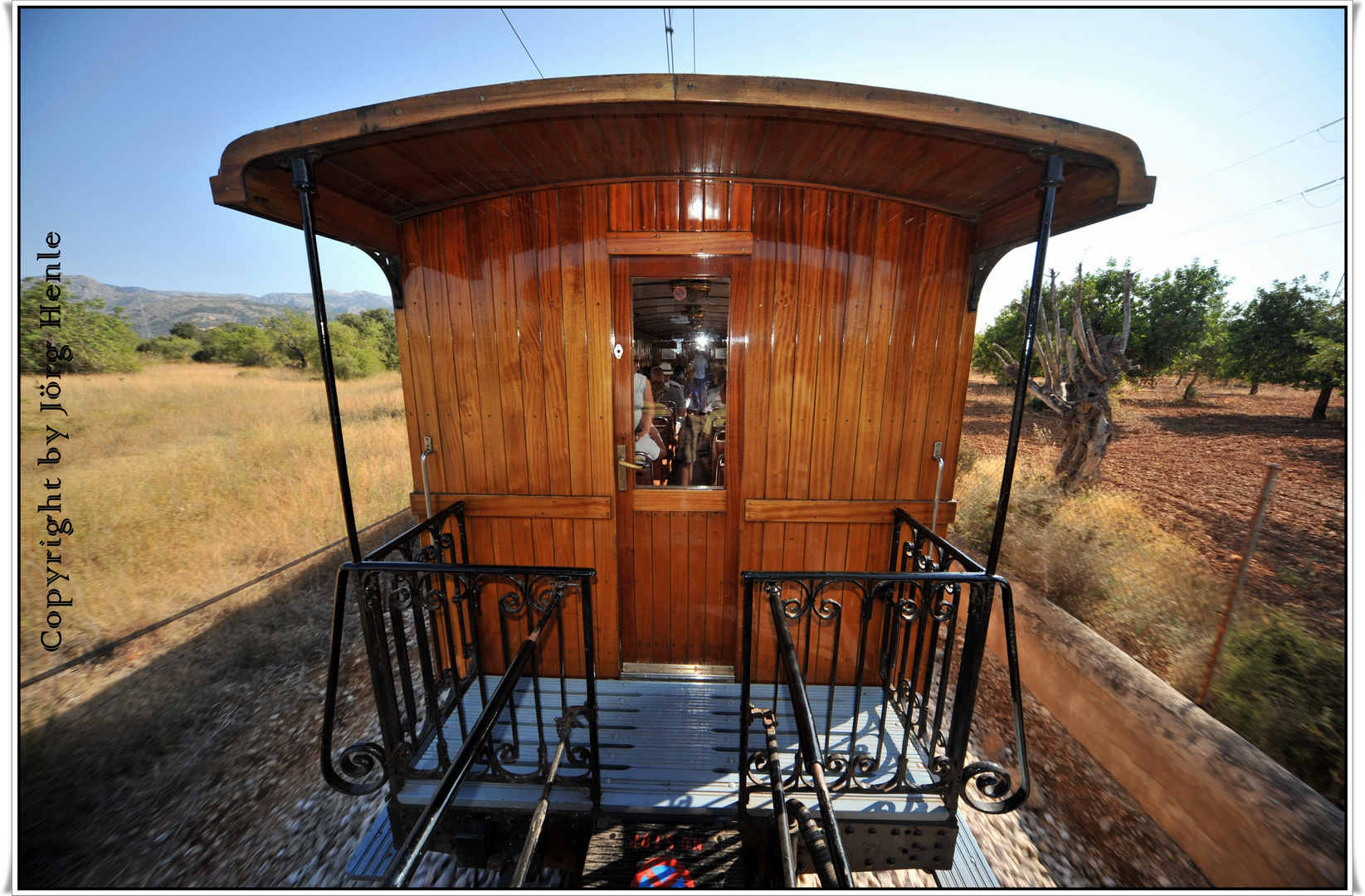 Holzeisenbahnfahrt im "Roten Blitz" von Palma nach Soller