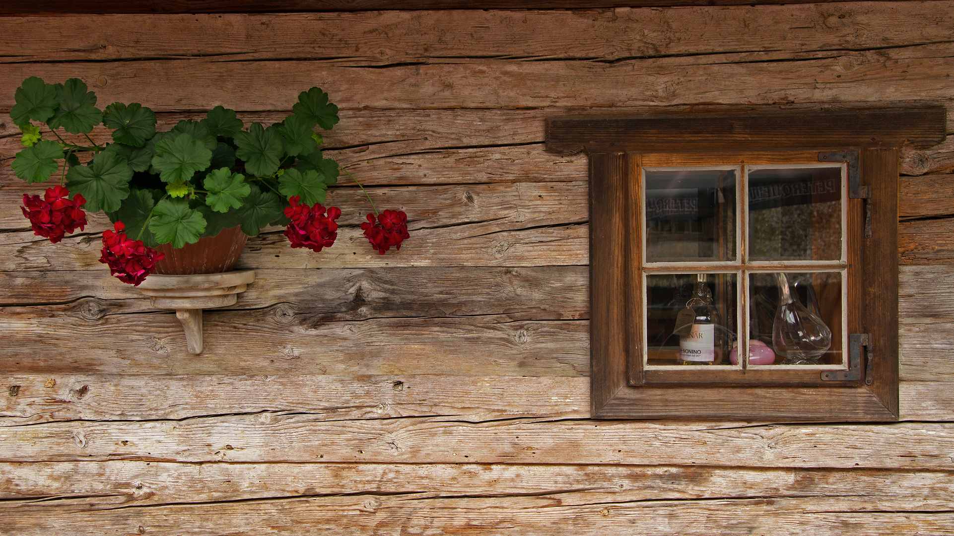 Holzfenster mit Blumen