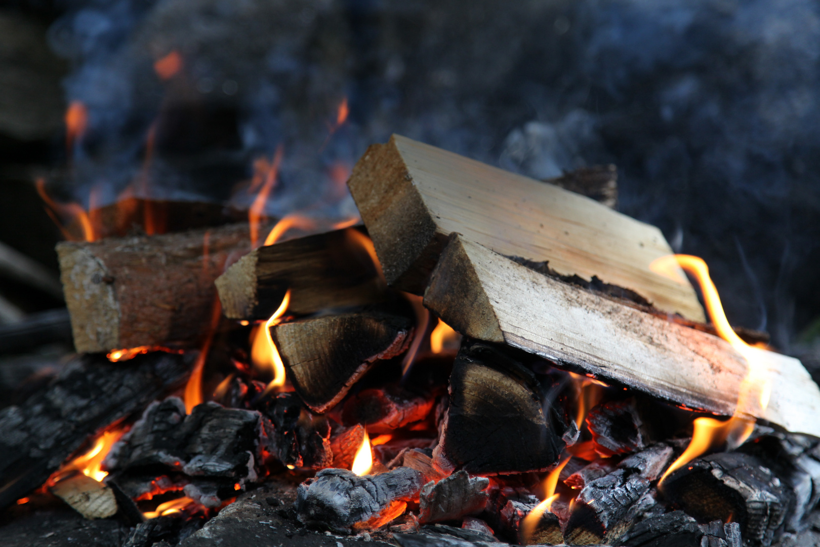 Holzfeuer fürs BBQ