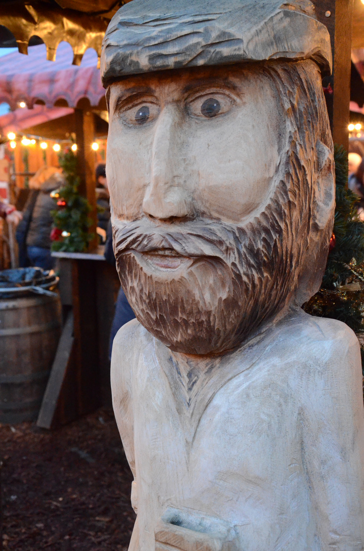 Holzfigur auf dem Markt