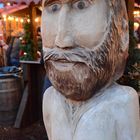 Holzfigur auf dem Markt