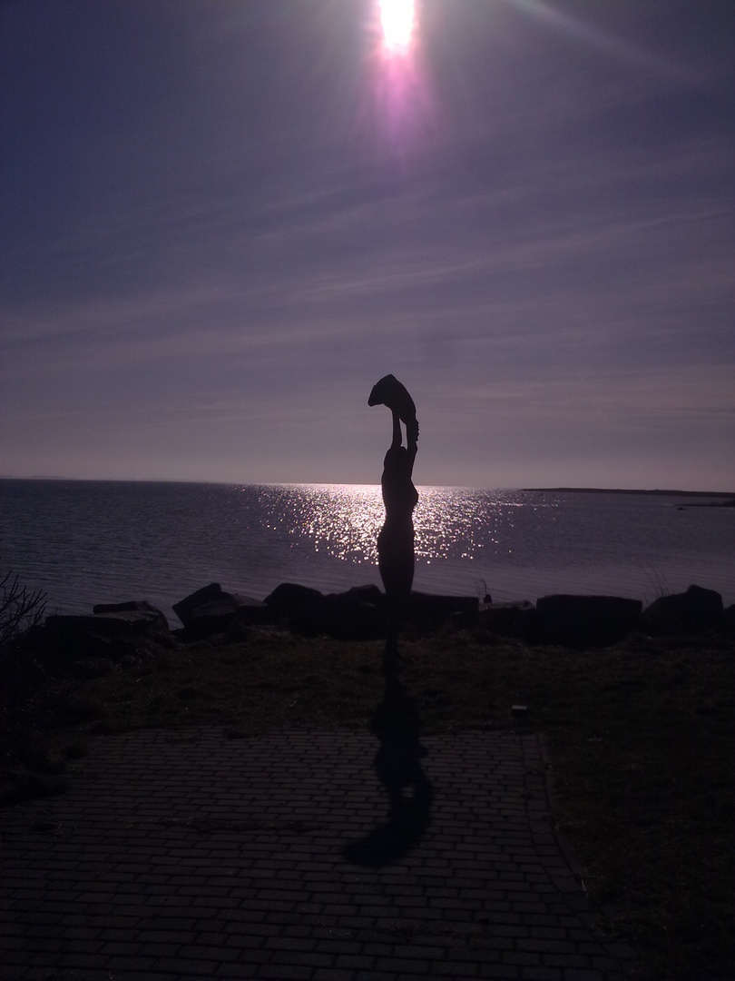 Holzfigur im Gegenlicht