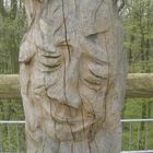 Holzfigur in Baum geschnitzt