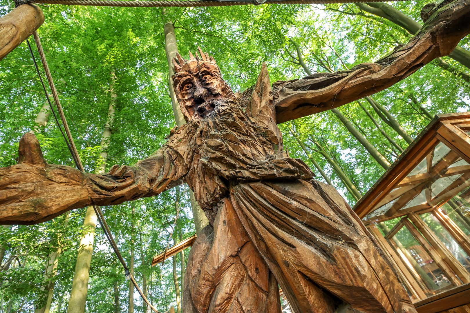 Holzfigur in "Jupp`s" Biergarten