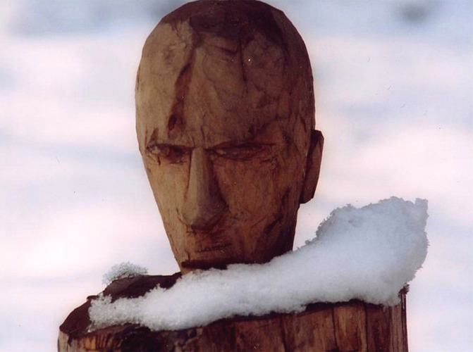 Holzfigur mit Schneeschal