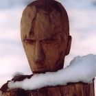 Holzfigur mit Schneeschal