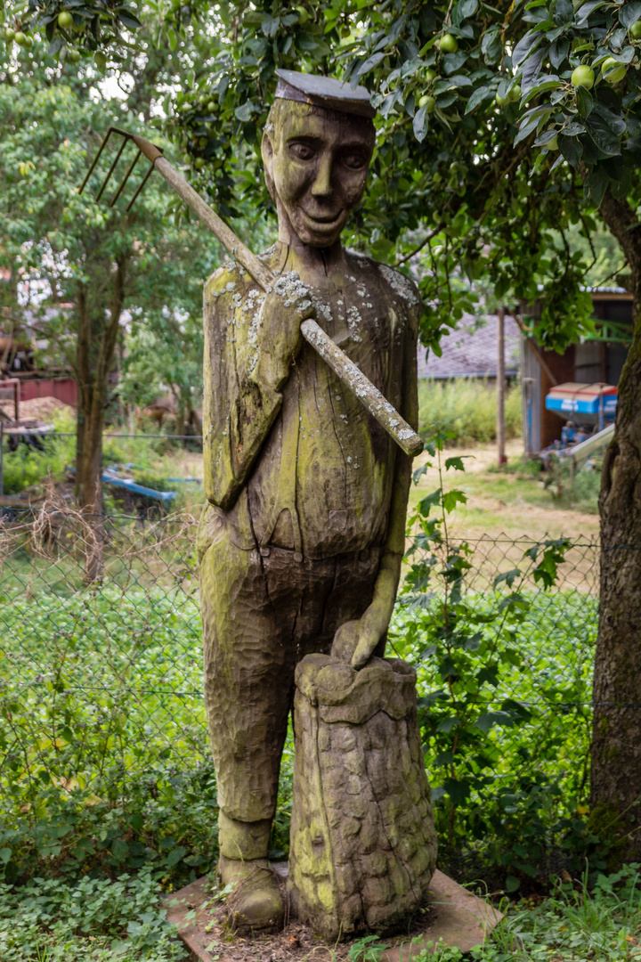 Holzfiguren in Mörz (Münstermaifeld)