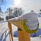 Holzgeländer im Schnee