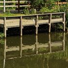 Holzgeländer im Wasser