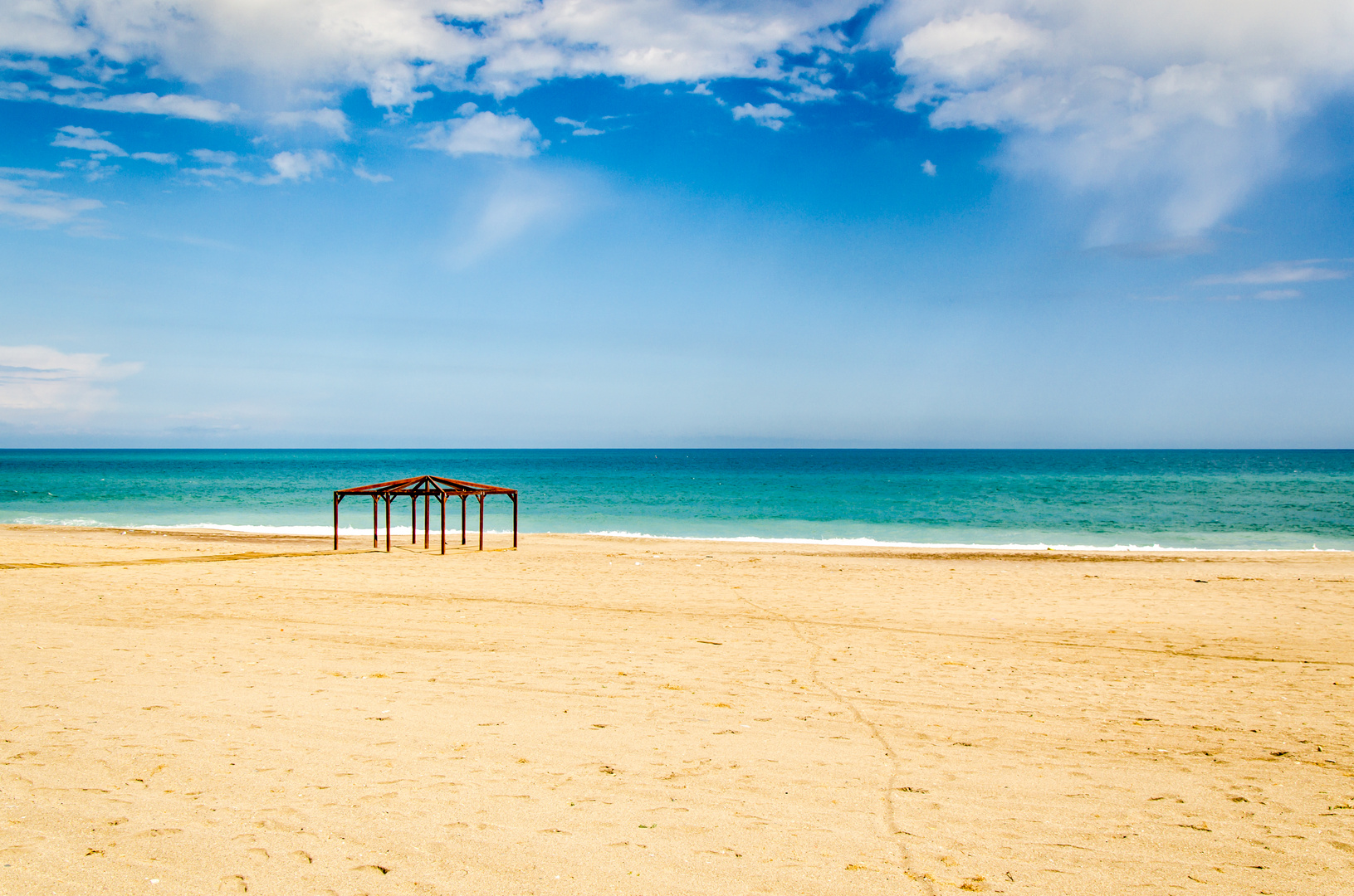 Holzgerüst am Strand