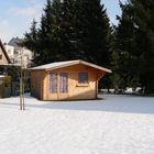 Holzhäuschen im Schnee