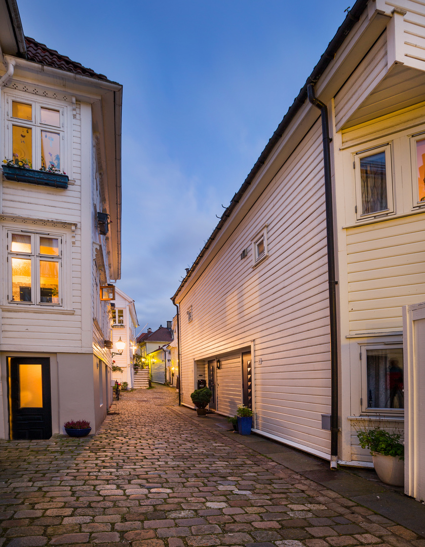 Holzhäuser in Bergen bei Nacht, Norwegen