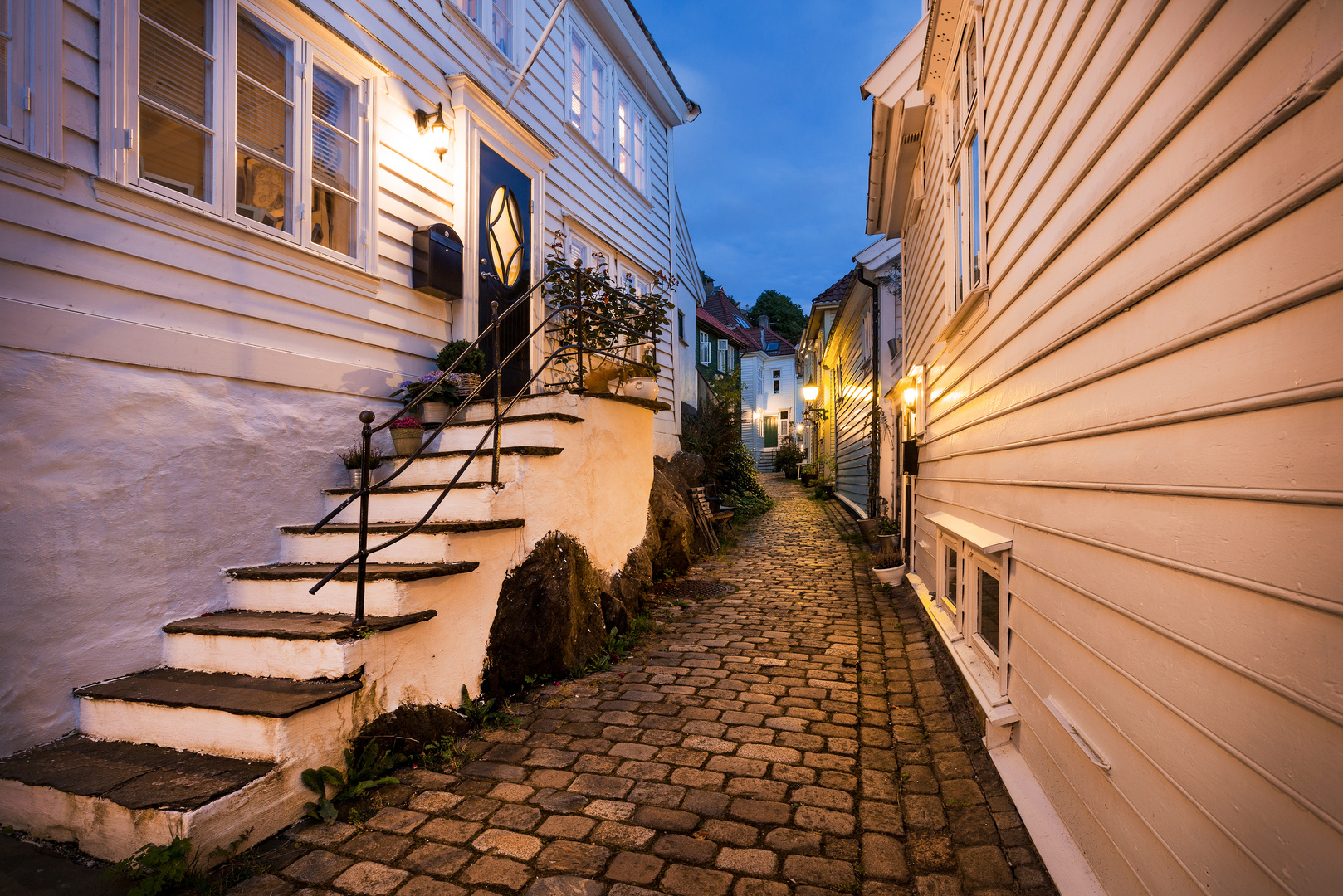 Holzhäuser in Bergen bei Nacht, Norwegen