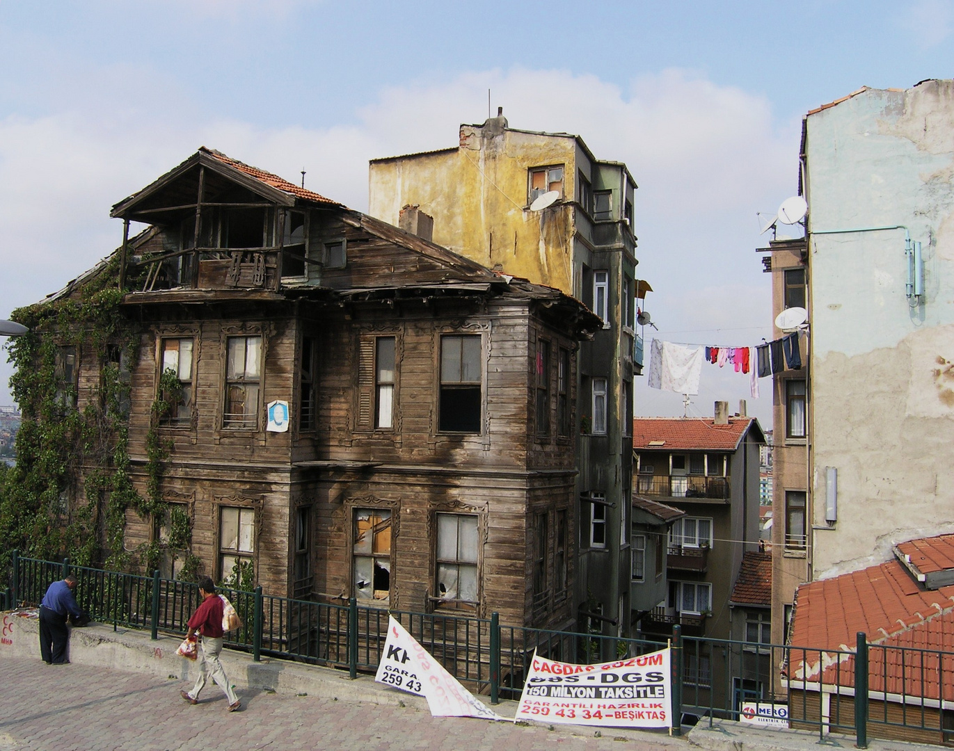 Holzhaus allein im modernen Wohnviertel