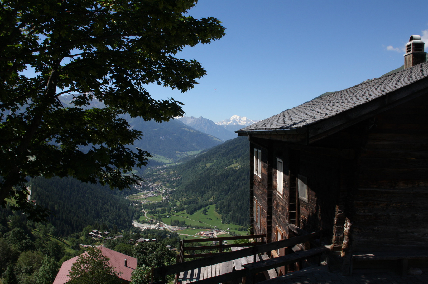 Holzhaus (Blick nach Fiesch (Schweiz))