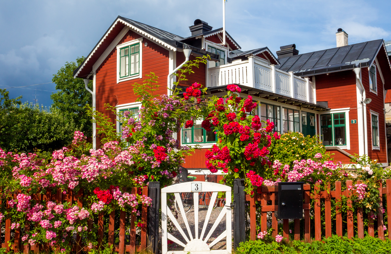 Holzhaus mit Blumen