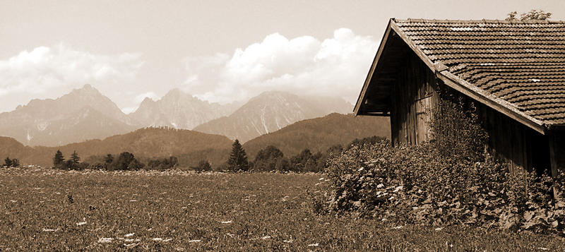 Holzhütte mit Aussicht auf das Gebirge