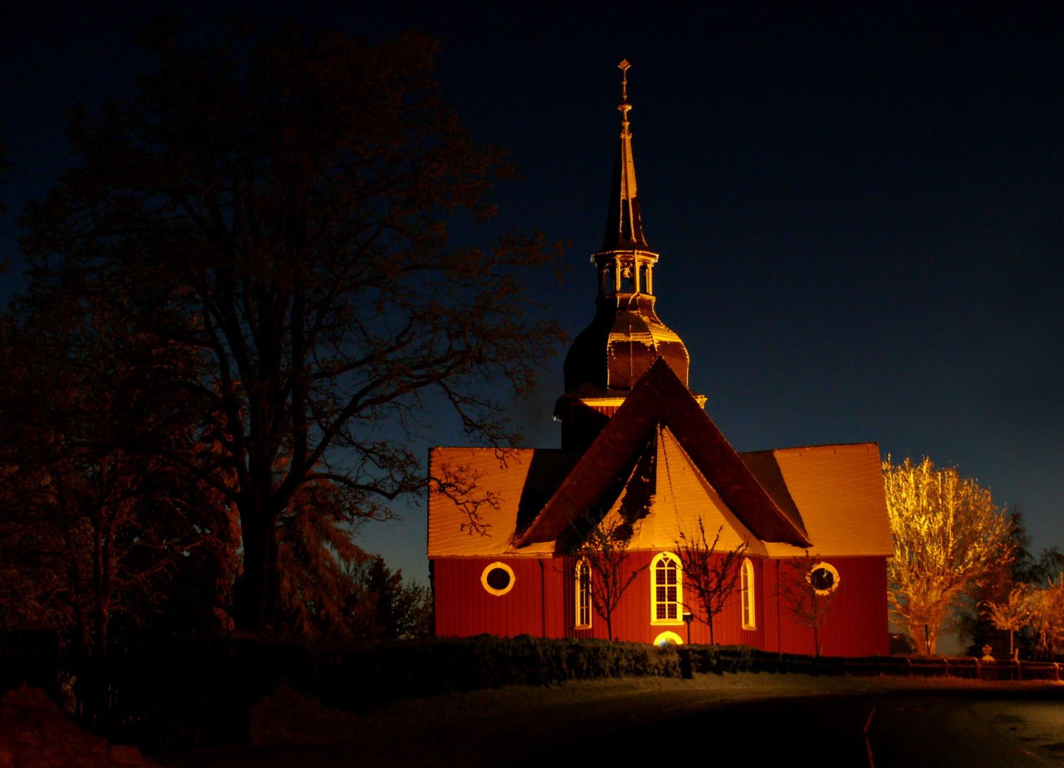 Holzkirche bei Nacht