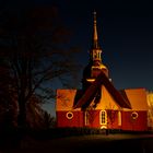 Holzkirche bei Nacht