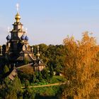 Holzkirche im herbstlichen Abendrot