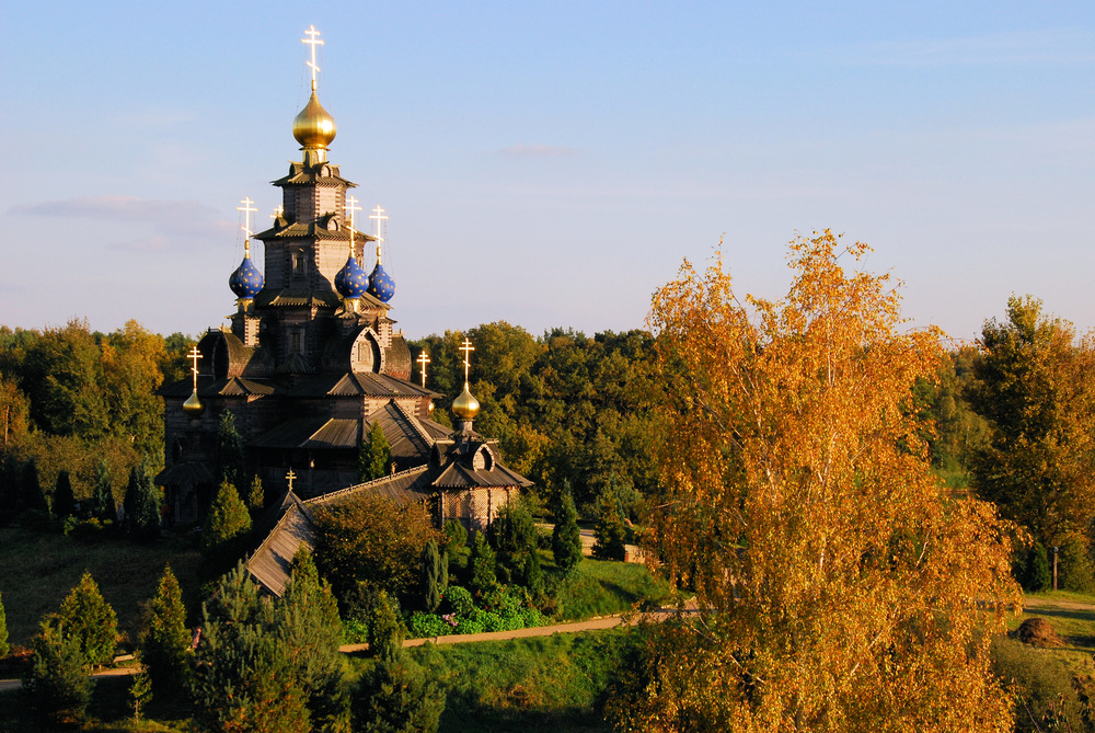 Holzkirche im herbstlichen Abendrot