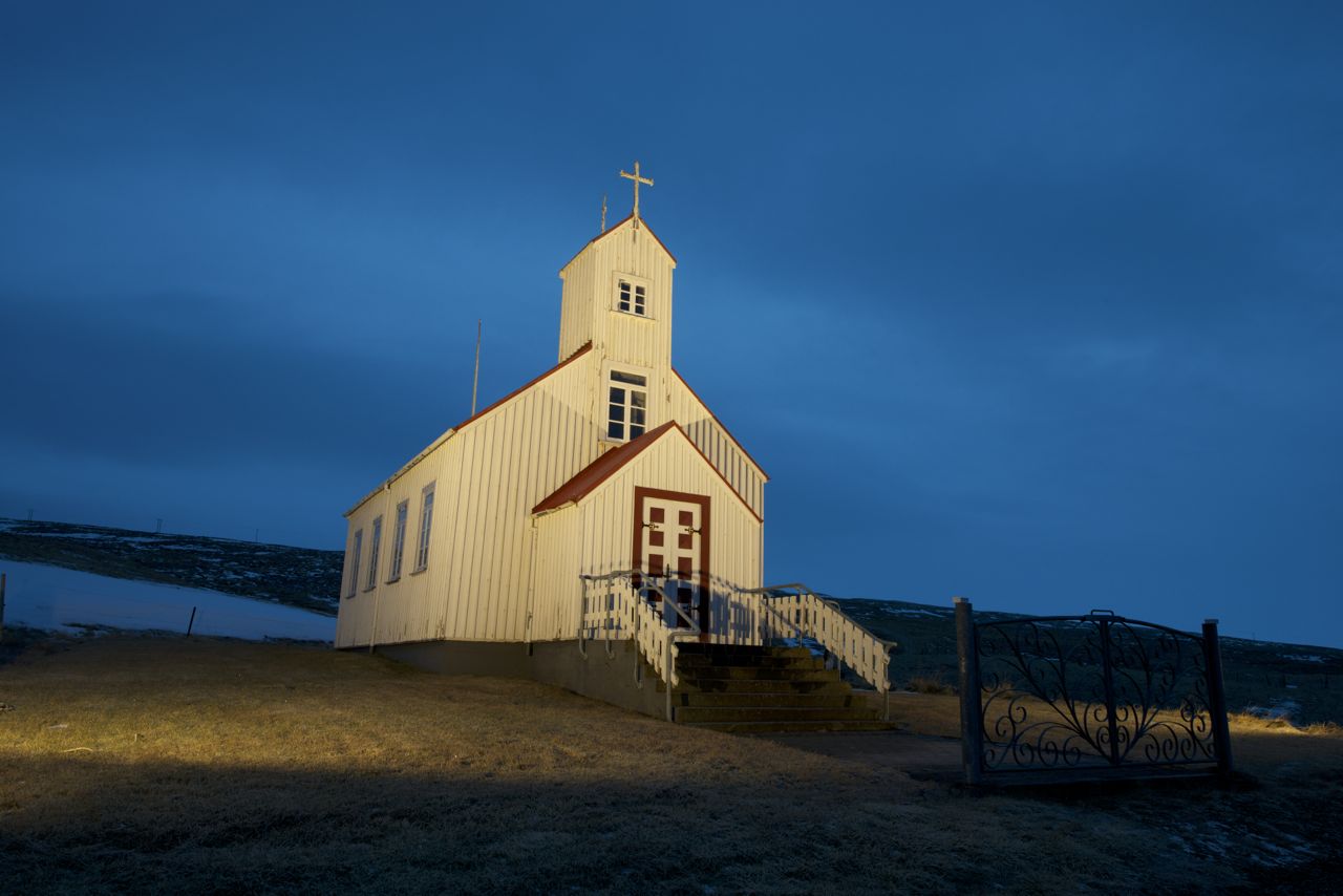 Holzkirche Stadur in der blauen Stunde