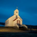 Holzkirche Stadur in der blauen Stunde