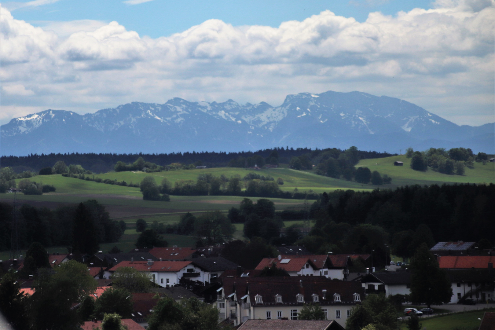 Holzkirchen mit Blick ins Voralpenland mit Brauneck, Achselköpfen und Benediktenwand