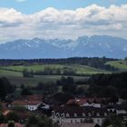 Holzkirchen mit Blick ins Voralpenland mit Brauneck, Achselköpfen und Benediktenwand