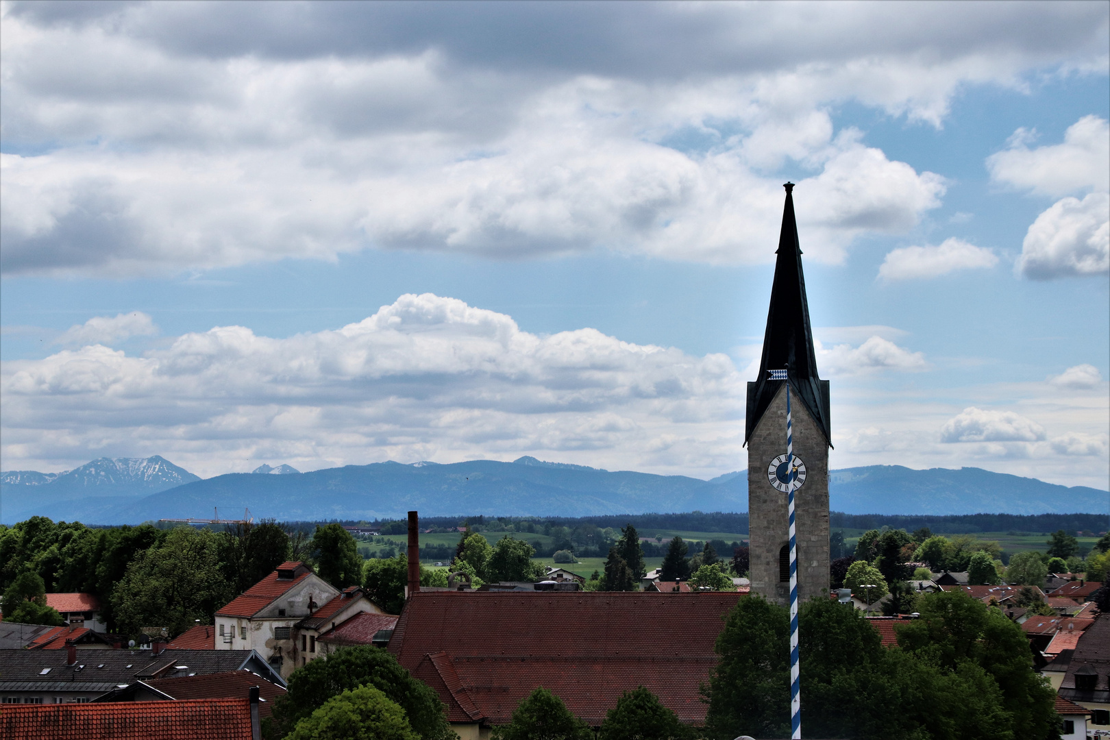 Holzkirchen mit Blick ins Voralpenland mit Hirschberg und Roß- und Buchstein