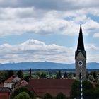 Holzkirchen mit Blick ins Voralpenland mit Hirschberg und Roß- und Buchstein