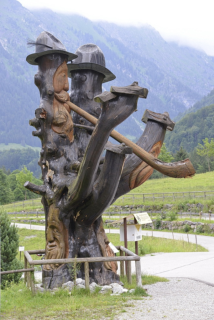 Holzköpfe mit Alphorn