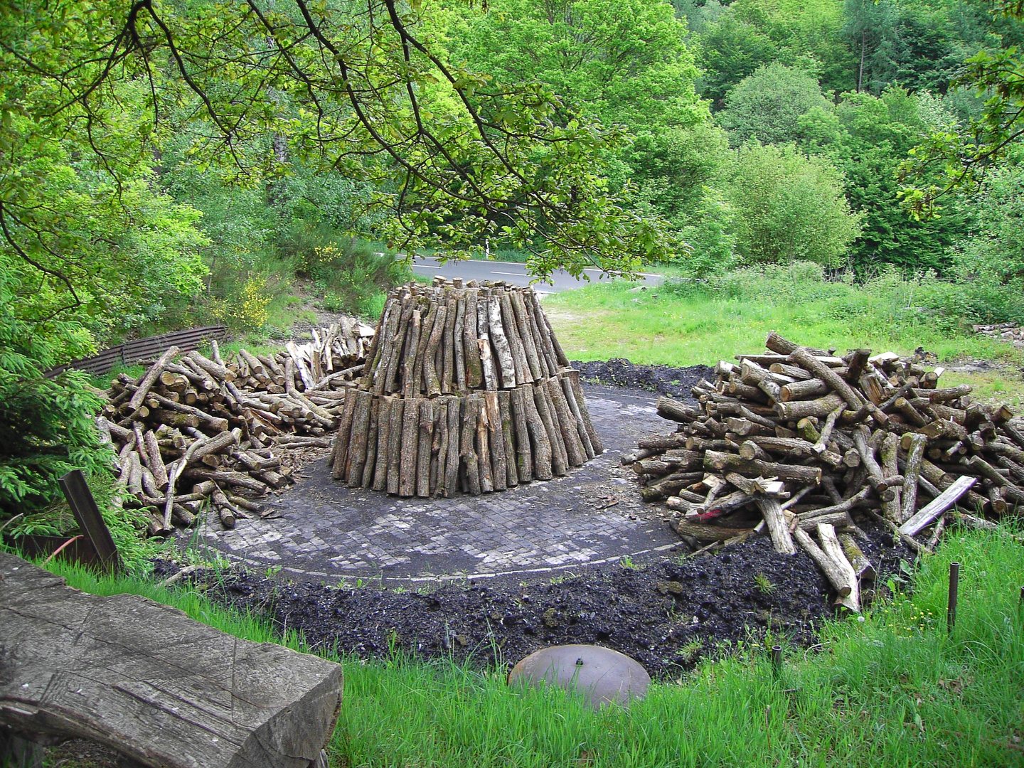 Holzkohlemeiler im Aufbau gesehen im Rothaargebirge 2006