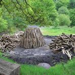 Holzkohlemeiler im Aufbau gesehen im Rothaargebirge 2006