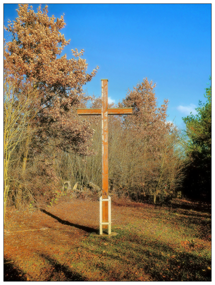 Holzkreuz am Wanderweg