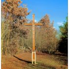 Holzkreuz am Wanderweg