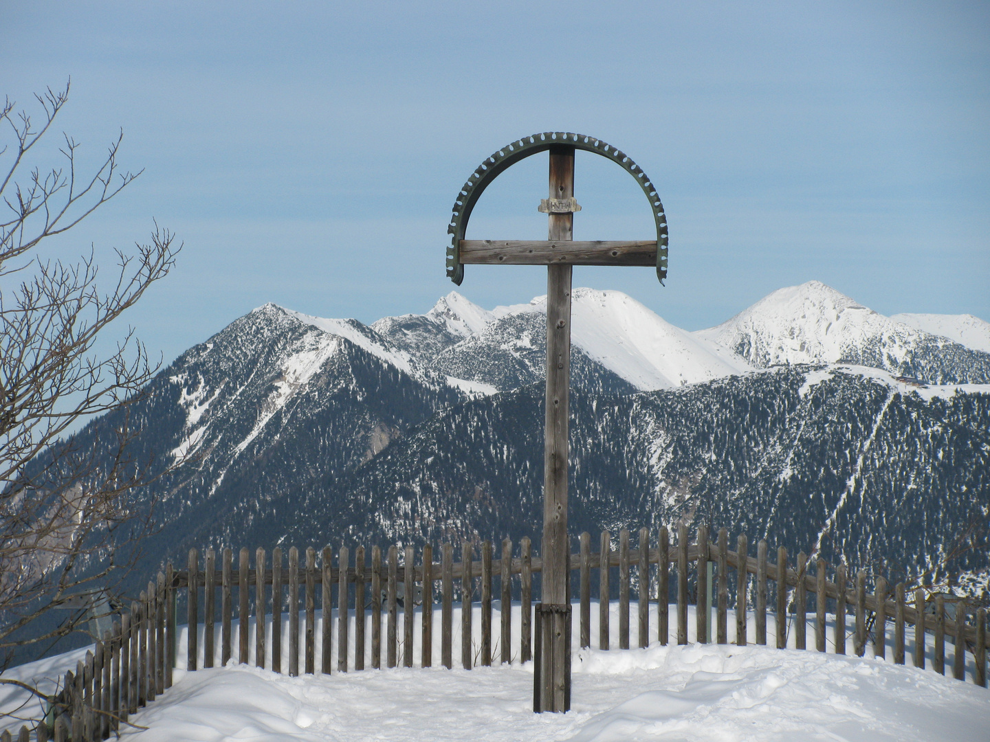 Holzkreuz vor schöner Bergkulisse