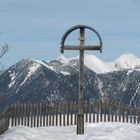 Holzkreuz vor schöner Bergkulisse