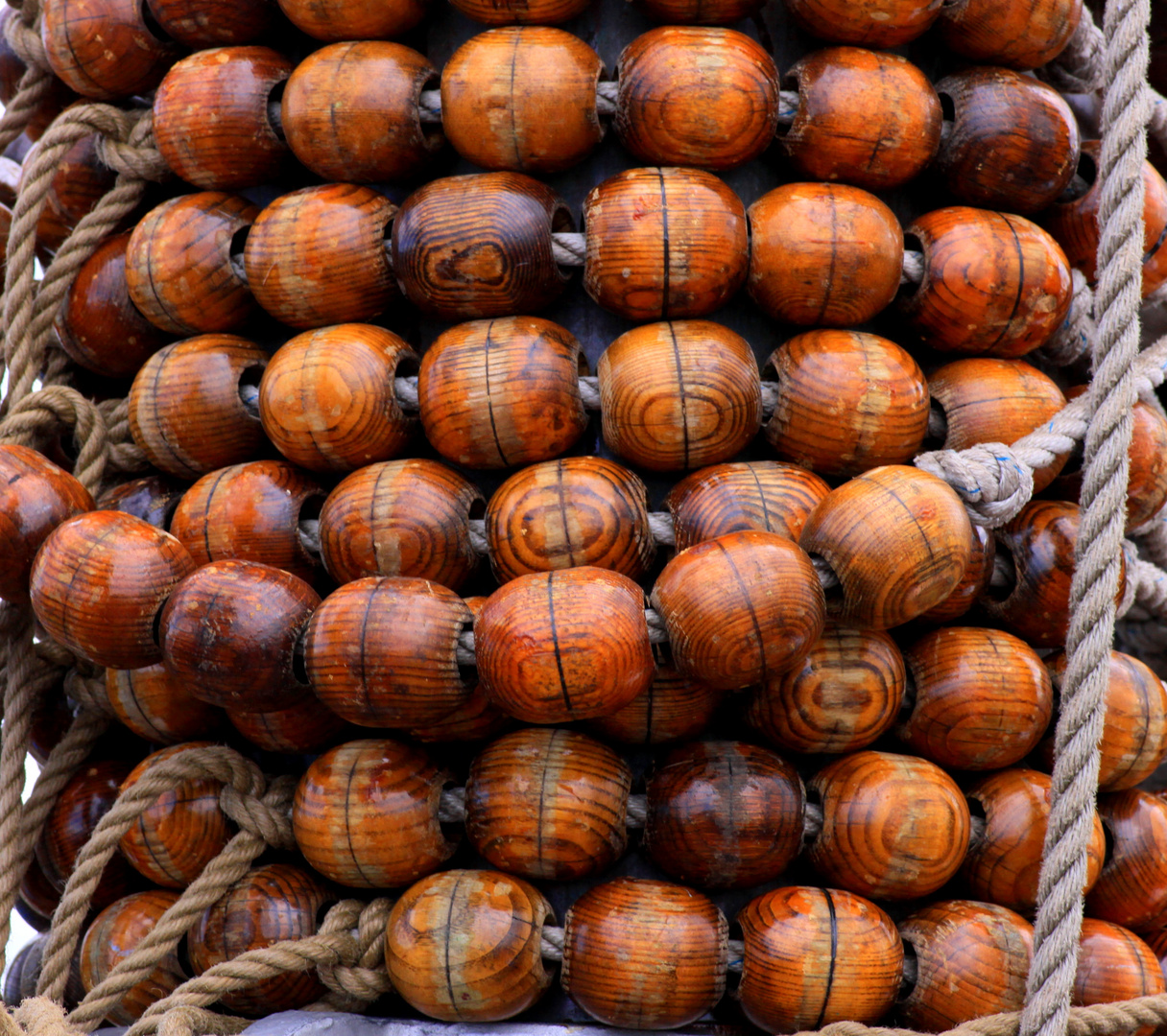 Holzkugeln am Mast