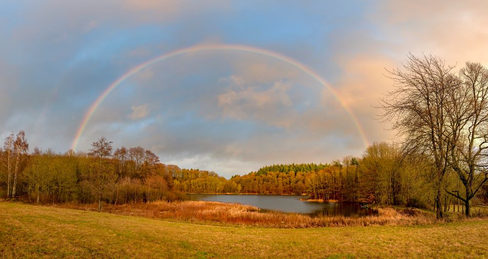 *Holzmaar unter dem Regenbogen*