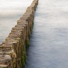 Holzpfähle in der Ostsee