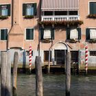 Holzpfähle vor einem Haus in Venedig