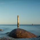 Holzpfahl im Meer