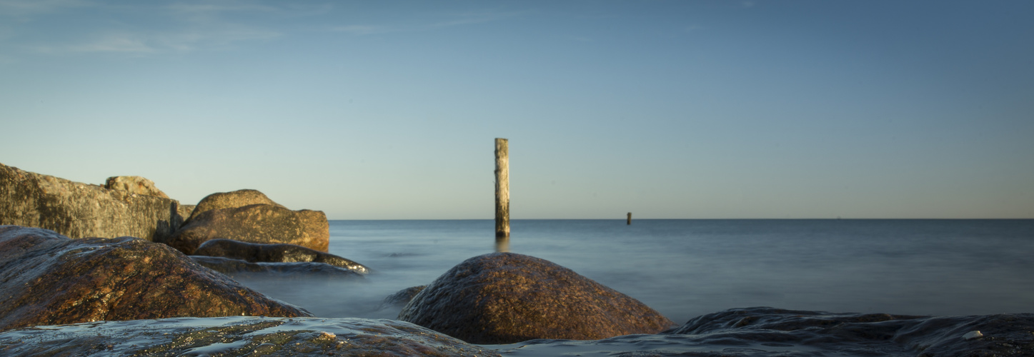 Holzpfahl im Meer