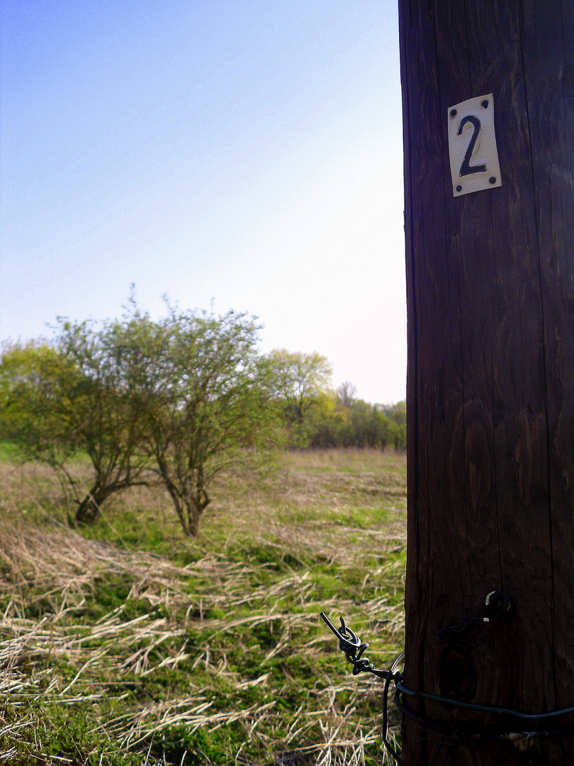 Holzpfahl mit Schild...