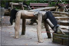 Holzpferd an der Tränke auf dem Spielplatz