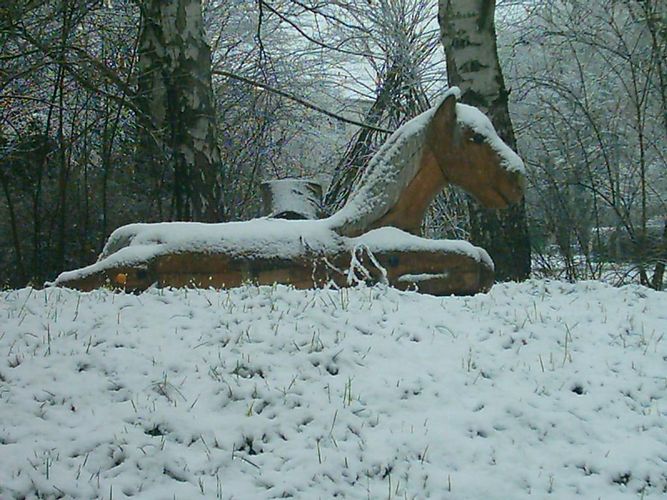 Holzpferd im Schnee